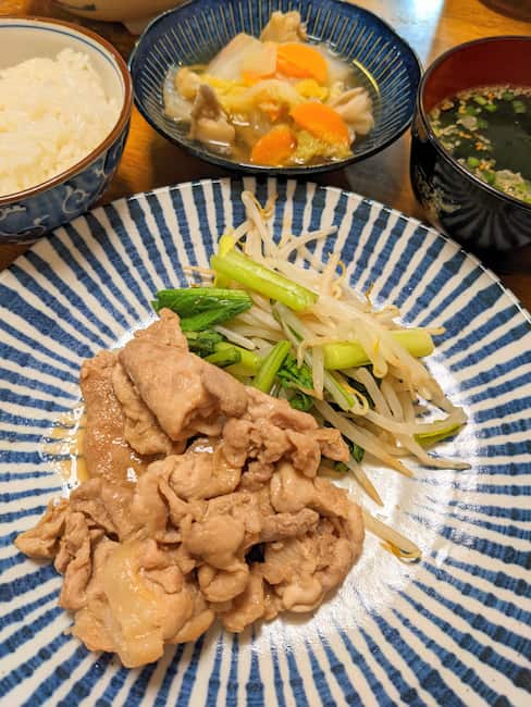 豚肉のすりおろし生姜焼きと白菜の和風煮、白飯とわかめスープの画像