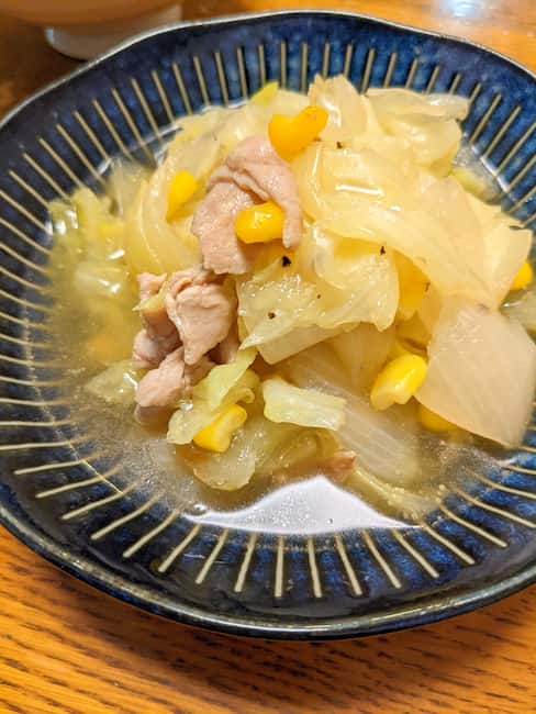 ヨシケイカットミール副菜 豚肉の塩バター煮の画像