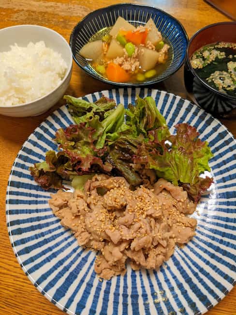ヨシケイカットミール 中央 豚肉のごまみそ焼きとレタス、左上 白飯、中央上 大根のそぼろ煮、右上 わかめスープの画像