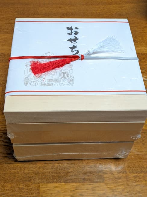 オイシックスおせち福寿 木目調の2段重の上におせちののし付きの画像