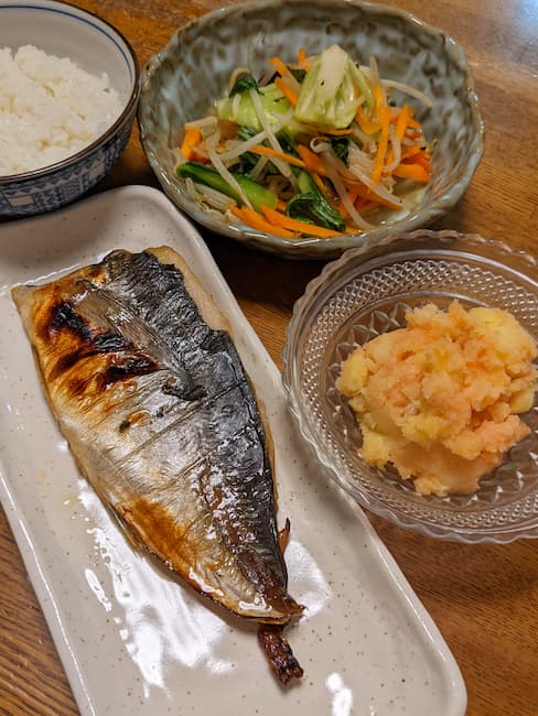 ヨシケイ定番 左下あじの醬油糀干し、左上白飯、右上 野菜の塩炒め、右下 辛子明太ポテトの画像