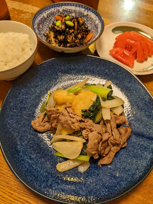 ヨシケイバランス400のメニュー 中央 牛肉のポテト炒め、左上白飯、中央上ひじきの煮物、右上トマトスライスの画像