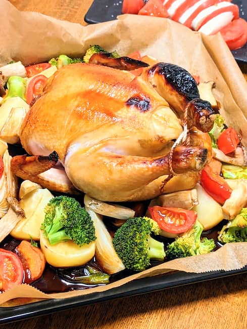 オイシックスクリスマス2021鹿児島県産丸鶏を野菜と一緒に焼いた画像