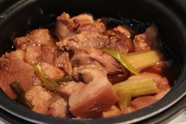 鍋で煮られている豚の角煮の画像