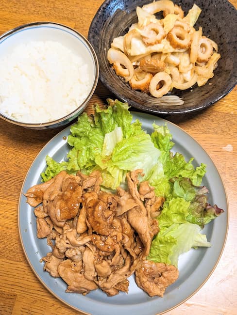 ヨシケイカットミール 豚肉の甜面醬焼き、ちくわと野菜のごまあえ 完成品の画像