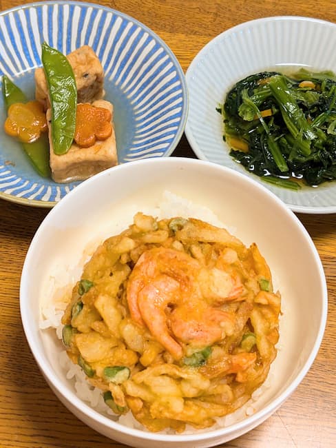 ヨシケイYデリ 海鮮かき揚げ丼、角揚げの甘じょうゆ煮、ほうれん草のお浸しの完成品の画像